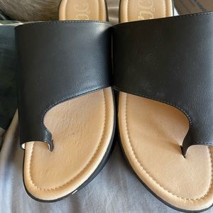 Rarely worn sandals with toe loop 9.5